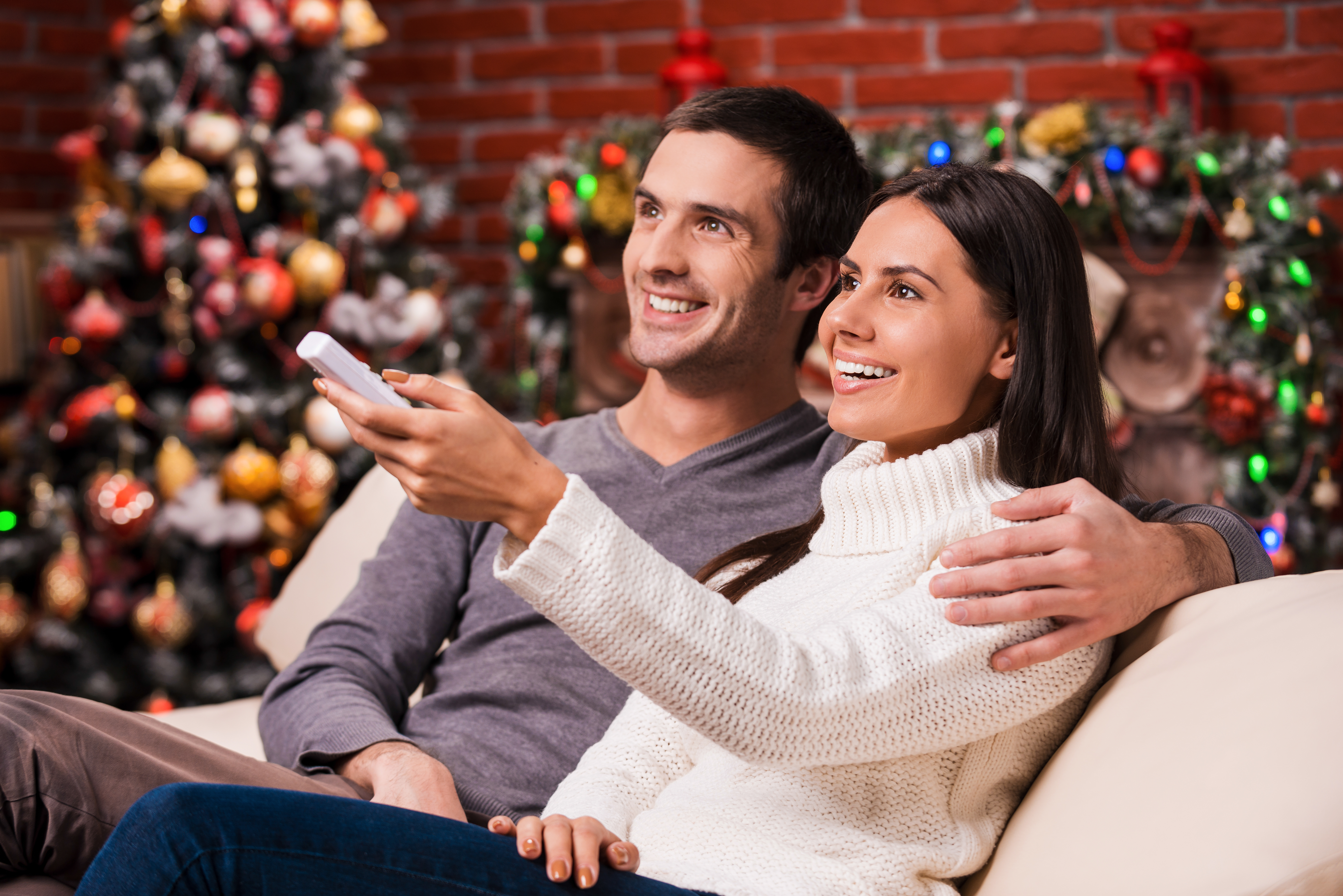Paar an Weihnachten im Wohnzimmer
